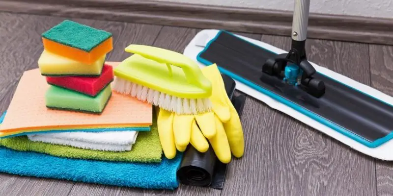 Cleaning tools for laminate floors